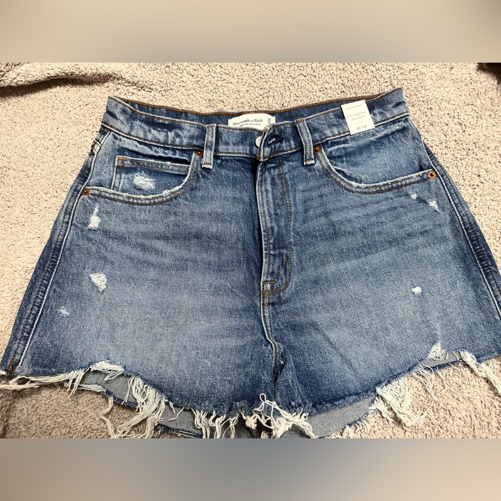 NWT- Abercrombie Ultra High Rise Mom Short. Size 30